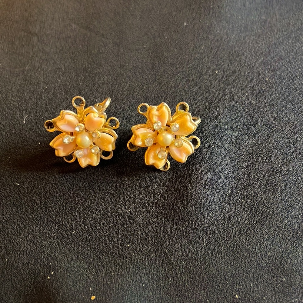Vintage flower shaped earrings clip on